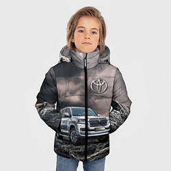 Куртка зимняя для мальчика Toyota Land Cruiser 200 среди скал, цвет: 3D-светло-серый — фото 2