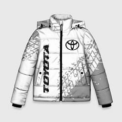 Зимняя куртка для мальчика Toyota speed на светлом фоне со следами шин: надпи