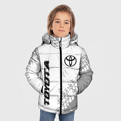 Куртка зимняя для мальчика Toyota speed на светлом фоне со следами шин: надпи, цвет: 3D-черный — фото 2