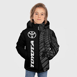 Куртка зимняя для мальчика Toyota speed на темном фоне со следами шин: по-вер, цвет: 3D-черный — фото 2