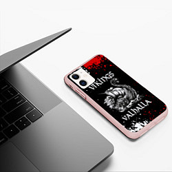 Чехол iPhone 11 матовый Викинги: Вальхалла Vikings: Valhalla, цвет: 3D-светло-розовый — фото 2
