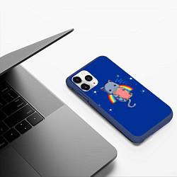 Чехол iPhone 11 Pro матовый Котик на радуге, цвет: 3D-тёмно-синий — фото 2