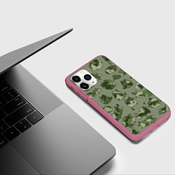 Чехол iPhone 11 Pro матовый Камуфляж с котиками хаки, цвет: 3D-малиновый — фото 2