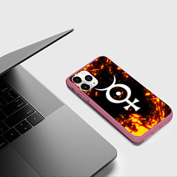 Чехол iPhone 11 Pro матовый Marilyn Manson логотип на брызгах, цвет: 3D-малиновый — фото 2