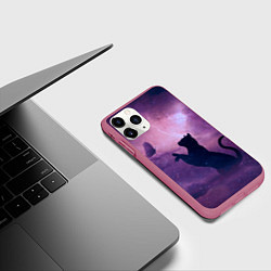 Чехол iPhone 11 Pro матовый Кошка играет с бабочкой, цвет: 3D-малиновый — фото 2