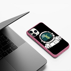 Чехол iPhone 11 Pro матовый Скафандр с отражением НЛО, цвет: 3D-малиновый — фото 2