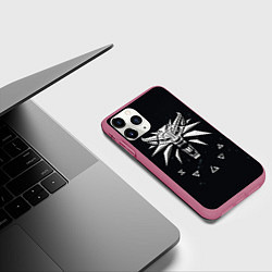 Чехол iPhone 11 Pro матовый THE WITCHER СЕРЫЙ ЛОГОТИП, цвет: 3D-малиновый — фото 2