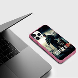 Чехол iPhone 11 Pro матовый СТАЛКЕР 2 МАЙОР ДЕКТЕРЁВ, цвет: 3D-малиновый — фото 2