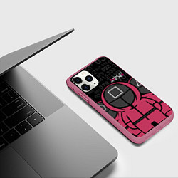 Чехол iPhone 11 Pro матовый SQUID GAME: ФИГУРКИ СТРАЖЕЙ, цвет: 3D-малиновый — фото 2