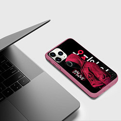 Чехол iPhone 11 Pro матовый ИГРА В КАЛЬМАРА, СТРАЖ КРУГ БИНАРНЫЙ КОД, цвет: 3D-малиновый — фото 2