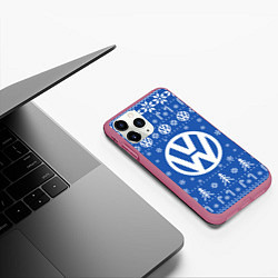 Чехол iPhone 11 Pro матовый Volkswagen Новогодний, цвет: 3D-малиновый — фото 2