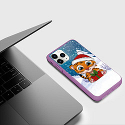 Чехол iPhone 11 Pro матовый Маленький тигренок с подарками 2022, цвет: 3D-фиолетовый — фото 2