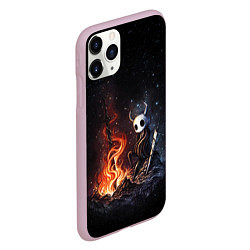 Чехол iPhone 11 Pro матовый HOLLOW KNIGHT У КОСТРА, цвет: 3D-розовый — фото 2