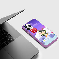 Чехол iPhone 11 Pro матовый Новогодний пингвин с шариком, цвет: 3D-фиолетовый — фото 2