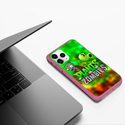 Чехол iPhone 11 Pro матовый Plants vs Zombies горохострел и зомби, цвет: 3D-малиновый — фото 2