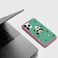 Чехол iPhone 11 Pro матовый Пандовая семья - Малышка, цвет: 3D-малиновый — фото 2