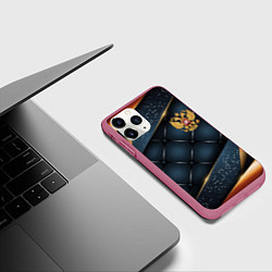 Чехол iPhone 11 Pro матовый Золотой герб России на объемном фоне, цвет: 3D-малиновый — фото 2