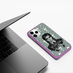 Чехол iPhone 11 Pro матовый Уэнсдэй на фоне черепков, цвет: 3D-фиолетовый — фото 2