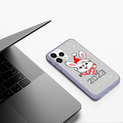 Чехол iPhone 11 Pro матовый Белый кролик в шарфе 2023, цвет: 3D-светло-сиреневый — фото 2
