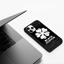 Чехол iPhone 11 Pro матовый Black Clover с потертостями на темном фоне, цвет: 3D-черный — фото 2