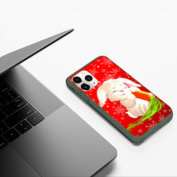 Чехол iPhone 11 Pro матовый Весёлый кролик с морковкой, цвет: 3D-темно-зеленый — фото 2