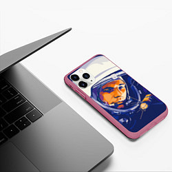 Чехол iPhone 11 Pro матовый Юрий Гагарин в скафандре, цвет: 3D-малиновый — фото 2