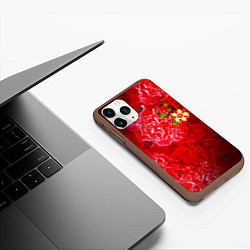 Чехол iPhone 11 Pro матовый 9 мая и гвоздики, цвет: 3D-коричневый — фото 2