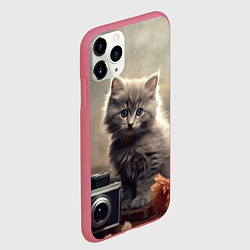Чехол iPhone 11 Pro матовый Серый котенок, винтажное фото, цвет: 3D-малиновый — фото 2