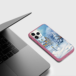 Чехол iPhone 11 Pro матовый Новогодний снеговик с шарфом, цвет: 3D-малиновый — фото 2