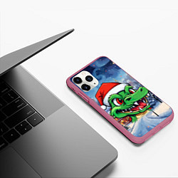 Чехол iPhone 11 Pro матовый Милый зеленый дракончик 2024, цвет: 3D-малиновый — фото 2