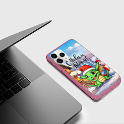 Чехол iPhone 11 Pro матовый Милый зеленый дракончик 2024, цвет: 3D-малиновый — фото 2