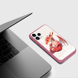 Чехол iPhone 11 Pro матовый Красный дракон в свитере, цвет: 3D-малиновый — фото 2