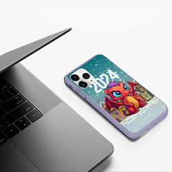 Чехол iPhone 11 Pro матовый Дракоша на фоне домиков, цвет: 3D-светло-сиреневый — фото 2