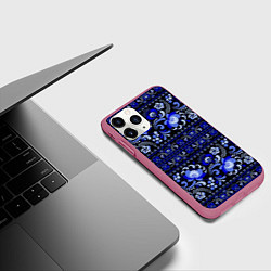 Чехол iPhone 11 Pro матовый Новогодняя гжельская роспись цветами на чёрном фон, цвет: 3D-малиновый — фото 2