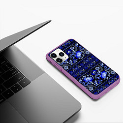Чехол iPhone 11 Pro матовый Новогодняя гжельская роспись цветами на чёрном фон, цвет: 3D-фиолетовый — фото 2