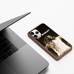 Чехол iPhone 11 Pro матовый Музыкант в стиле регги Боб Марли, цвет: 3D-коричневый — фото 2