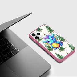 Чехол iPhone 11 Pro матовый Маленький синий дракон на фоне елочек, цвет: 3D-малиновый — фото 2