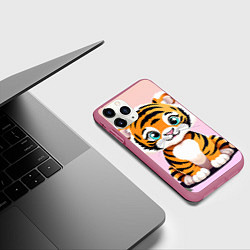 Чехол iPhone 11 Pro матовый Милый тигренок с цветами на фоне, цвет: 3D-малиновый — фото 2