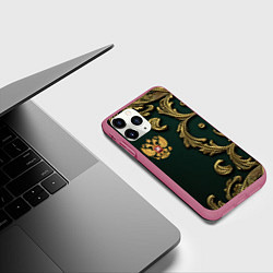 Чехол iPhone 11 Pro матовый Золотой герб России на темном зеленом фоне лепнина, цвет: 3D-малиновый — фото 2
