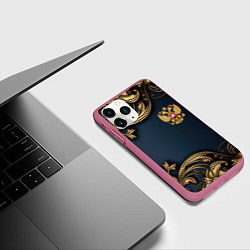 Чехол iPhone 11 Pro матовый Золотой герб России на темном синем фоне лепнина, цвет: 3D-малиновый — фото 2