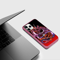 Чехол iPhone 11 Pro матовый Дракон и тигр в год дракона, цвет: 3D-малиновый — фото 2