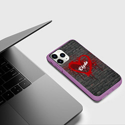 Чехол iPhone 11 Pro матовый Клайд и Бони на кирпичном фоне, цвет: 3D-фиолетовый — фото 2
