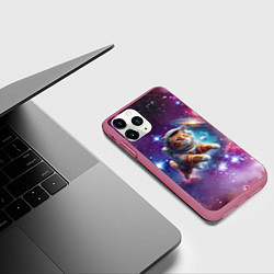 Чехол iPhone 11 Pro матовый Котик смелый космонавт - нейросеть, цвет: 3D-малиновый — фото 2