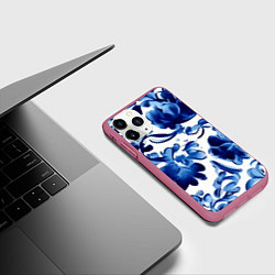 Чехол iPhone 11 Pro матовый Гжель акварель, цвет: 3D-малиновый — фото 2