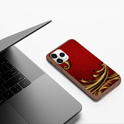 Чехол iPhone 11 Pro матовый Классический золотой узор на красном бархате, цвет: 3D-коричневый — фото 2