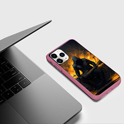 Чехол iPhone 11 Pro матовый Гитарист играющий в пламени, цвет: 3D-малиновый — фото 2