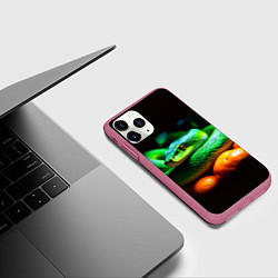 Чехол iPhone 11 Pro матовый Зеленая змея в апельсинах и мандаринах: символ нов, цвет: 3D-малиновый — фото 2