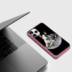 Чехол iPhone 11 Pro матовый Бультерьер и луна, цвет: 3D-малиновый — фото 2