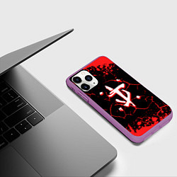 Чехол iPhone 11 Pro матовый Doom лого трещины, цвет: 3D-фиолетовый — фото 2