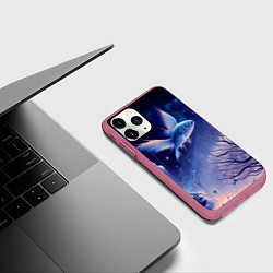 Чехол iPhone 11 Pro матовый Крылатая рыба - сюрреализм, цвет: 3D-малиновый — фото 2